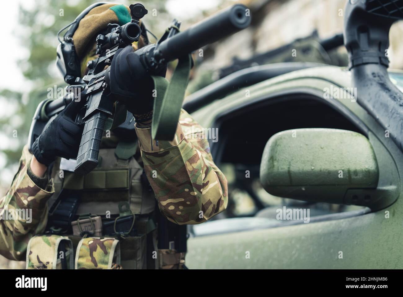 Feurig gnadenlos auf Waffe Punkt Moment von einer Dame Soldat . Hochwertige Fotos Stockfoto