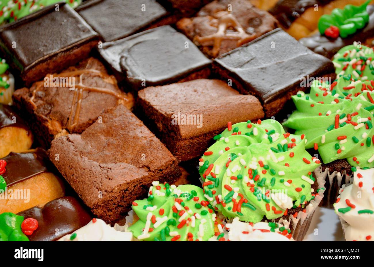 Feiertagsdesserts verschiedener Brownies und Cupcakes Stockfoto