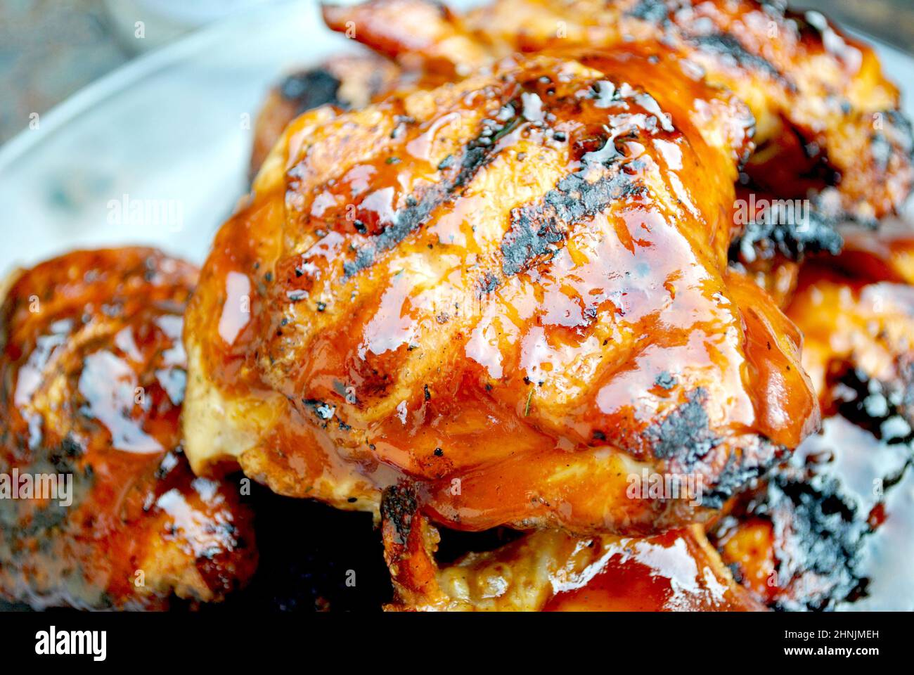 Gegrillte, saftige Chicken Oberschenkel an einem heißen Sommertag Stockfoto