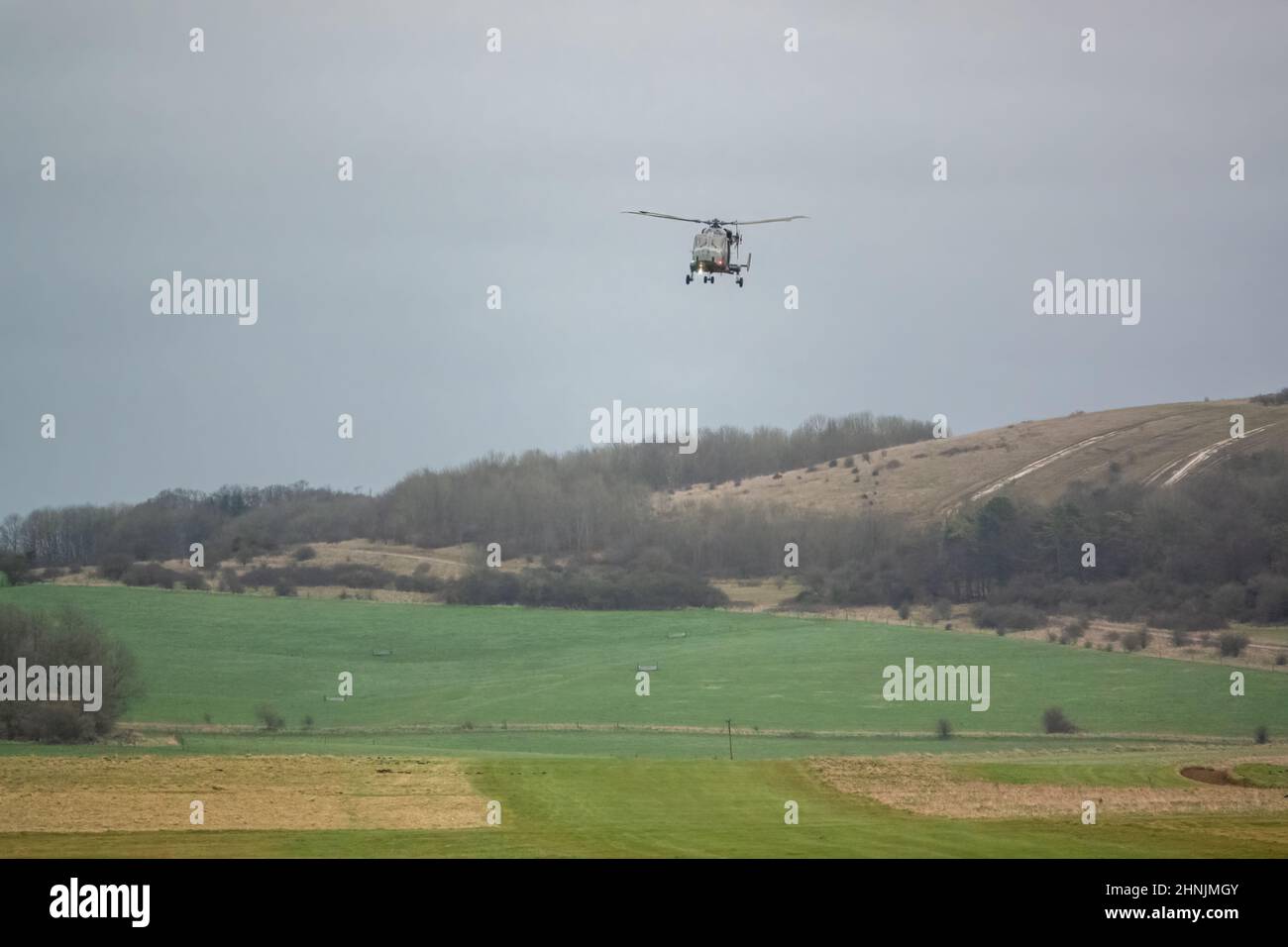 Britische Armee AgustaWestland AW159 Wildcat AH1 Hubschrauber fliegen auf militärische Trainingsübungen, Wiltshire UK Stockfoto