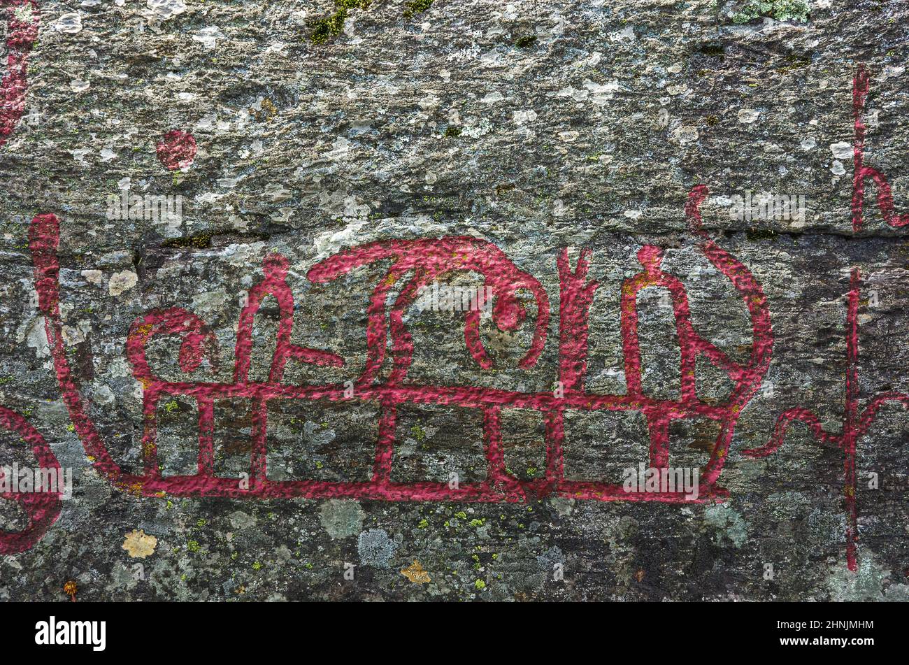 Högsbyn, Dalsland, Västra Götalands län, Schweden: Detail des sogenannten Prozessionsgesteins der bronzezeitlichen Felszeichnungen (Petroglyphen) von Högsbyn. Stockfoto