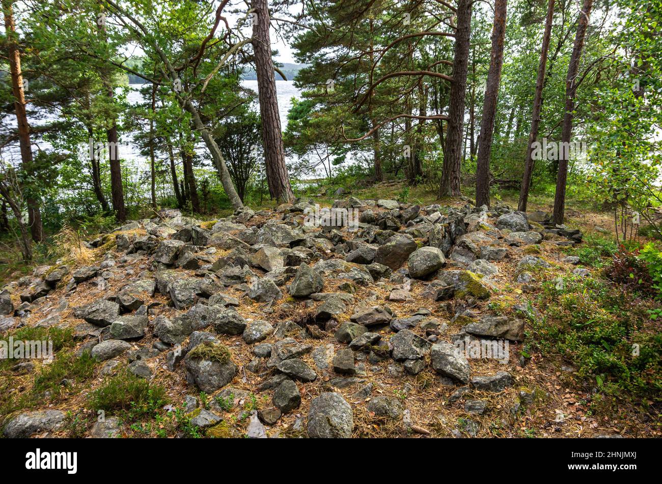 Cairn als Nachweis einer bronzezeitlichen Grabstätte im Waldgebiet des Tisselskog Naturreservats bei Högsbyn, Dalsland, Västra Götalands län, Schweden. Stockfoto