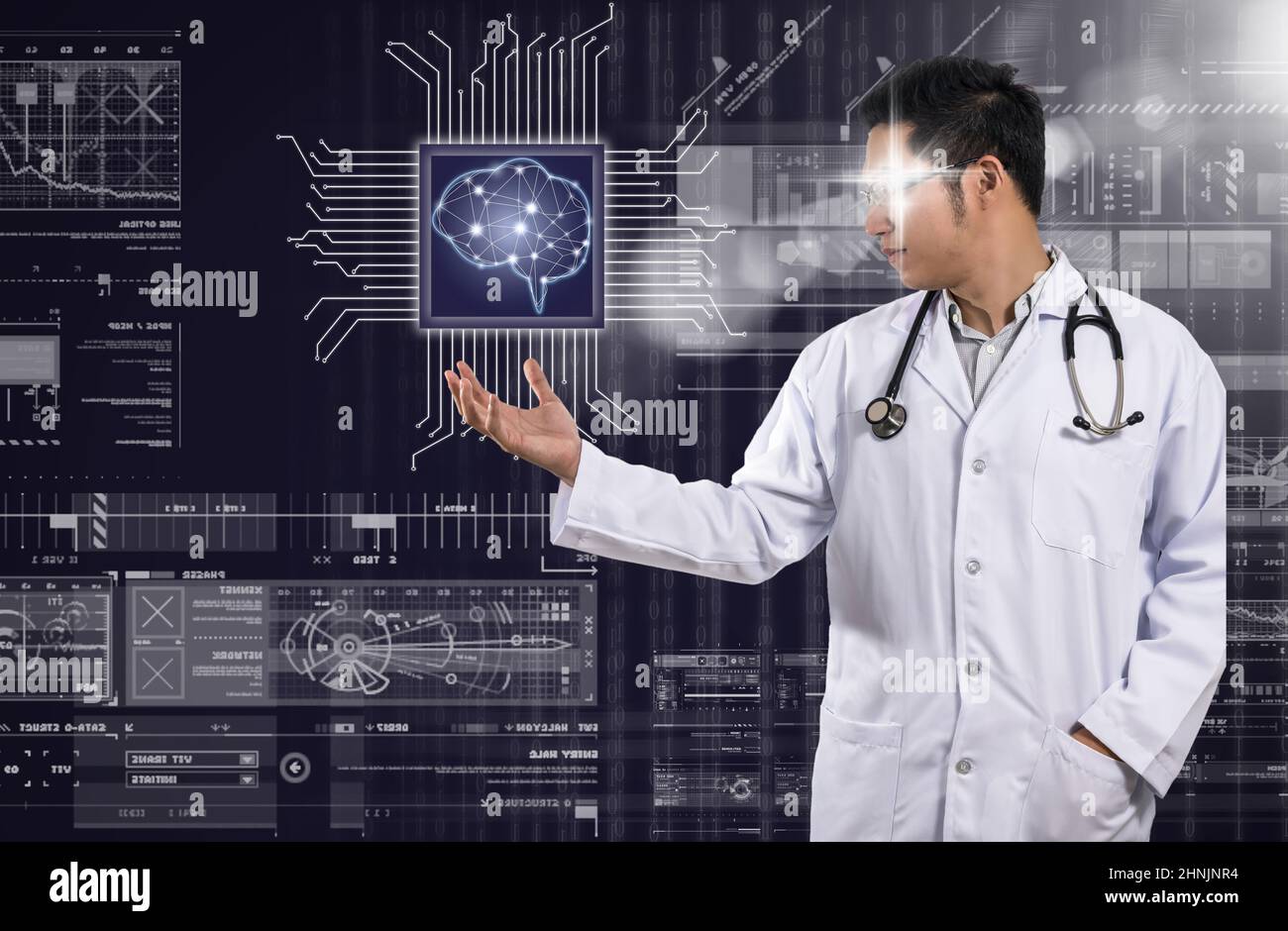 Asian Doctor mit der Stethoskop Ausrüstung Hand hält die Künstliche Intelligenz der Gehirn-Technologie über Innovation digitalen Bildschirm Hintergrund, AI Stockfoto