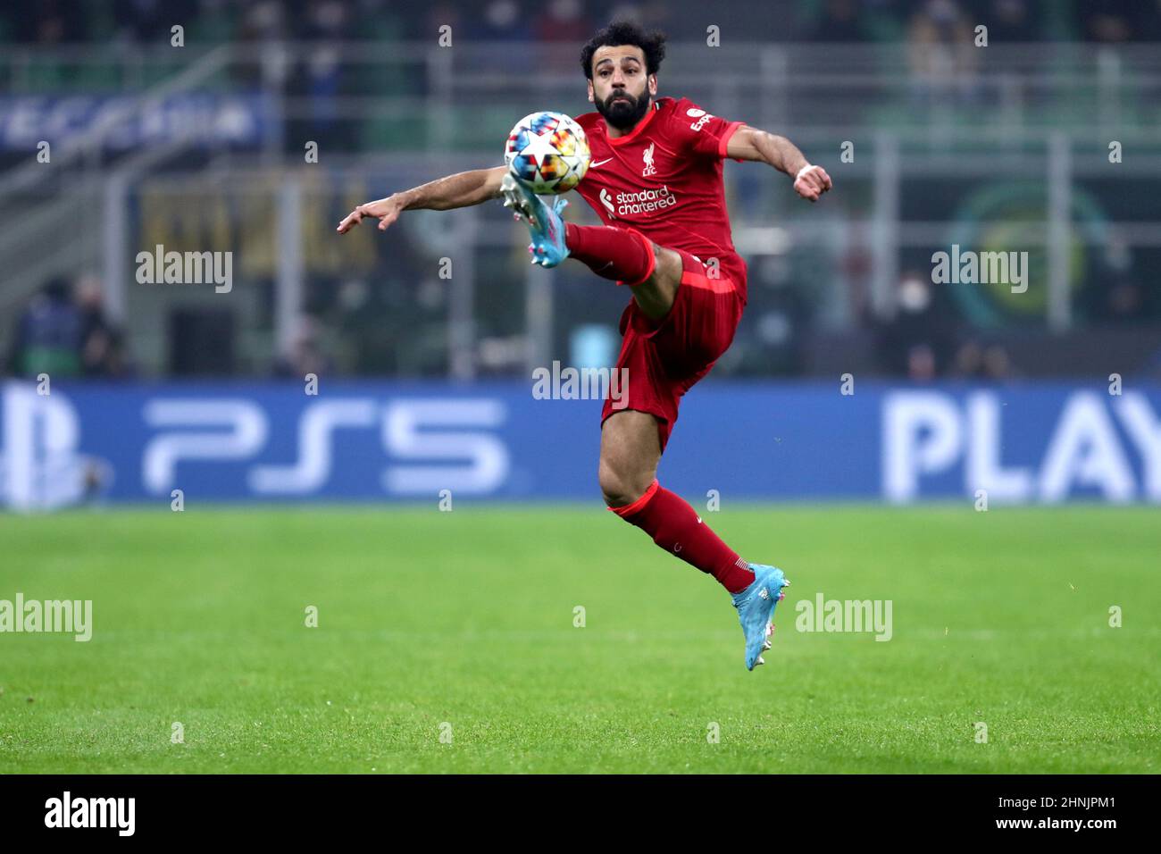 Mailand, Italien, 16. Februar 2022, Mohamed Salah vom FC Liverpool kontrolliert den Ball während der UEFA Champions League Runde von Sixteen Leg One Spiel zwischen FC Internazionale und FC Liverpool im Stadio Giuseppe Meazza am 16. Februar 2022 in Mailand, Italien . Stockfoto