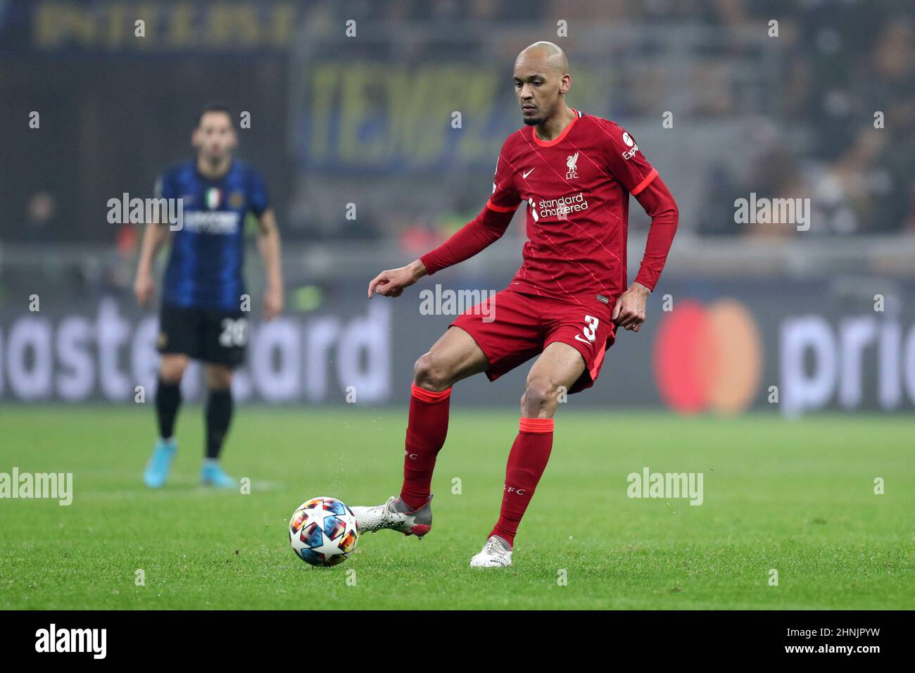 Mailand, Italien, 16. Februar 2022, Fabinha Henrique Tavares vom FC Liverpool kontrolliert den Ball während der UEFA Champions League Runde von Sixteen Leg One Match zwischen FC Internazionale und FC Liverpool im Stadio Giuseppe Meazza am 16. Februar 2022 in Mailand, Italien . Stockfoto