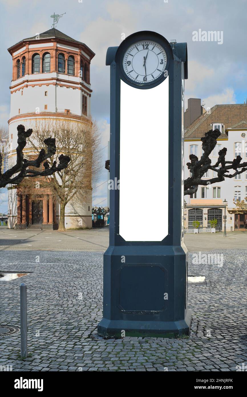 Alte leere Werbesäule in einer alten europäischen Stadt mit kostenlosem Kopierplatz, Promotion-Mockup Stockfoto