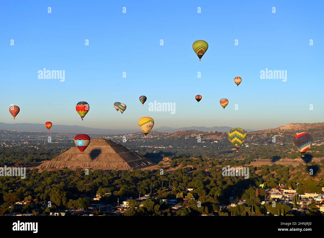 Mexiko, Mexiko-Stadt, Luftaufnahme der archäologischen Zone Teotihuacán mit Heißluftballons bei Sonnenaufgang über der Pyrámide del Sol. Stockfoto