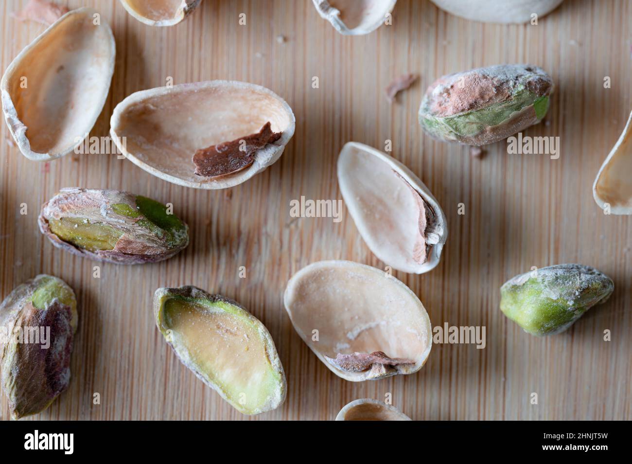 Pistazien und Muscheln auf Holzhintergrund Stockfoto