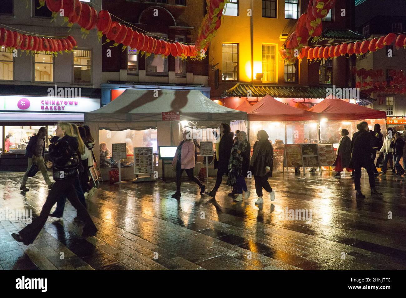 London, Großbritannien, 16. Februar 2022: Zwei Jahre nachdem sich die Coronavirus-Pandemie auf Europa ausbreitete, ist Chinatown von verlassen zu geschäftig geworden, während Touristen London während der Halbzeit besuchen. Da die Zwangsbeschränkungen in England bald vollständig aufgehoben werden und internationale Reisen nun einfacher werden, profitieren Restaurants, Cafés, Bars und Geschäfte alle von einer Zunahme der Besucherfrequenz und wachsenden Verbraucherausgaben. Anna Watson/Alamy Live News Stockfoto