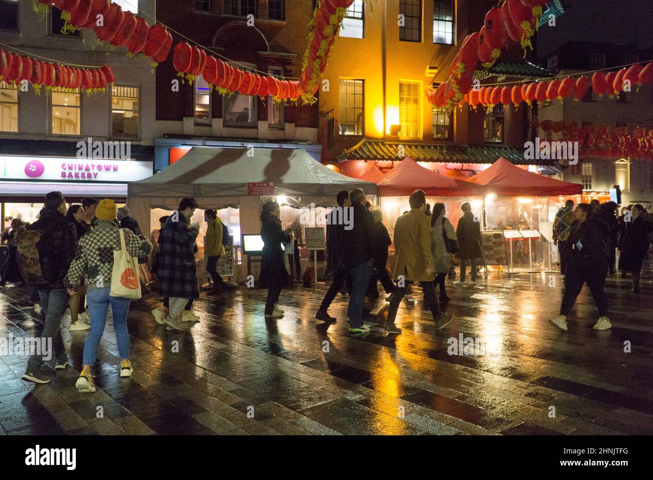 London, Großbritannien, 16. Februar 2022: Zwei Jahre nachdem sich die Coronavirus-Pandemie auf Europa ausbreitete, ist Chinatown von verlassen zu geschäftig geworden, während Touristen London während der Halbzeit besuchen. Da die Zwangsbeschränkungen in England bald vollständig aufgehoben werden und internationale Reisen nun einfacher werden, profitieren Restaurants, Cafés, Bars und Geschäfte alle von einer Zunahme der Besucherfrequenz und wachsenden Verbraucherausgaben. Anna Watson/Alamy Live News Stockfoto