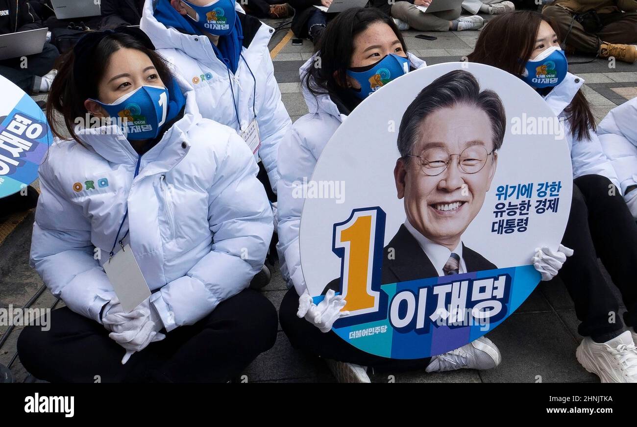 17. Februar 2022 - Seoul, Südkorea : südkoreanische Anhänger von Lee Jae-myung, Präsidentschaftskandidat der regierenden Demokratischen Partei, hören sich seine Rede während eines Präsidentschaftswahlkampfes auf dem Cheonggye-Platz in Seoul, Südkorea, am 17. Februar 2022 an. (Foto von Lee Young-ho/Sipa USA) Stockfoto
