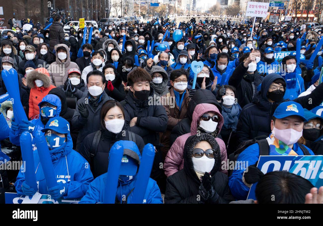 17. Februar 2022 - Seoul, Südkorea : südkoreanische Anhänger von Lee Jae-myung, Präsidentschaftskandidat der regierenden Demokratischen Partei, hören sich seine Rede während eines Präsidentschaftswahlkampfes auf dem Cheonggye-Platz in Seoul, Südkorea, am 17. Februar 2022 an. (Foto von Lee Young-ho/Sipa USA) Stockfoto