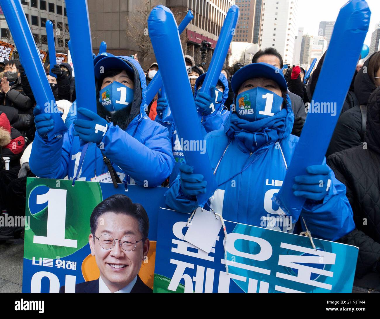 17. Februar 2022 - Seoul, Südkorea : südkoreanische Anhänger von Lee Jae-myung, Präsidentschaftskandidat der regierenden Demokratischen Partei, hören sich seine Rede während eines Präsidentschaftswahlkampfes auf dem Cheonggye-Platz in Seoul, Südkorea, am 17. Februar 2022 an. (Foto von Lee Young-ho/Sipa USA) Stockfoto