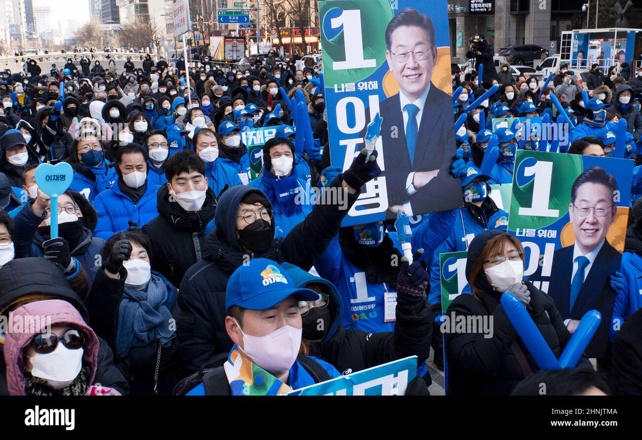 17. Februar 2022 - Seoul, Südkorea : südkoreanische Anhänger von Lee Jae-myung, Präsidentschaftskandidat der regierenden Demokratischen Partei, hören sich seine Rede während eines Präsidentschaftswahlkampfes auf dem Cheonggye-Platz in Seoul, Südkorea, am 17. Februar 2022 an. (Foto von Lee Young-ho/Sipa USA) Stockfoto