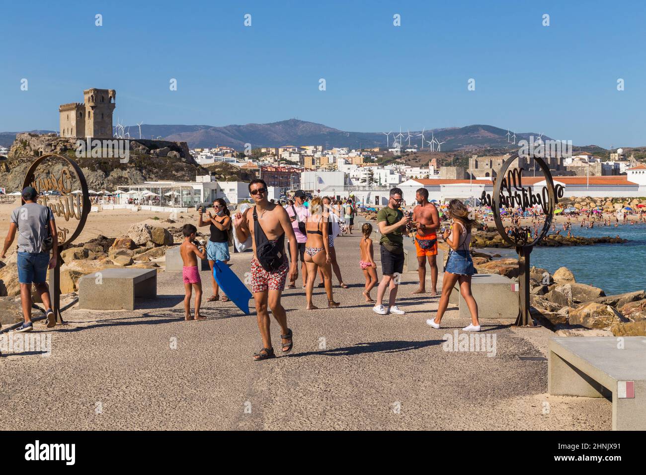 Tarifa, Spanien - 17. August 2021. Menschen am Strand Playa de Los Lances, dem südlichen Punkt Europas, mit der Burg Santa Catalina im Vordergrund. Anzeigen Stockfoto