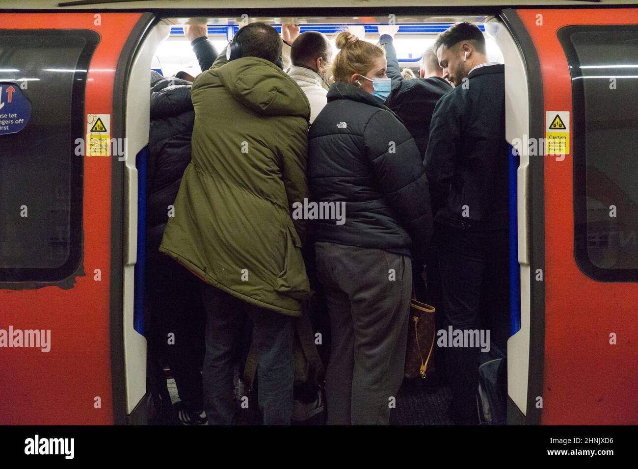 London, Großbritannien, 16. Februar 2022: An der U-Bahnstation Clapham Common tragen nicht alle Passagiere Gesichtsmasken, obwohl der Transport nach London sie als Beförderungszustand behält. Seit England zu den „Plan A covid“-Regeln zurückkehrte, gab es höhere Stufen von Menschen, die das TfL-Mandat für Gesichtsmaske ignorierten. Eine mögliche Beendigung aller covid Beschränkungen wird am Montag, den 21. Februar, im Parlament diskutiert. Anna Watson/Alamy Live News Stockfoto