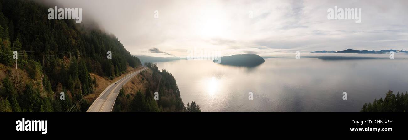 Sea to Sky Highway in Howe Sound an der Westküste des Pazifischen Ozeans Stockfoto