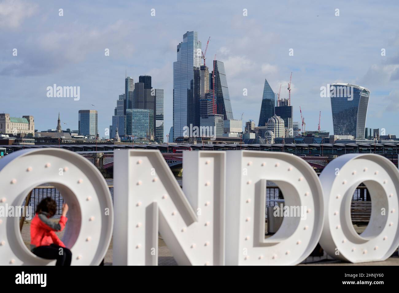 London, Großbritannien. 17. Februar 2022. Die Wolkenkratzer der Stadt London, die an einem luftigen Tag in London vom South Bank aus gesehen werden. Der Südosten hat sich für den nächsten Sturm gerüstet, der morgen eintreffen wird. Quelle: Malcolm Park/Alamy Live News Stockfoto