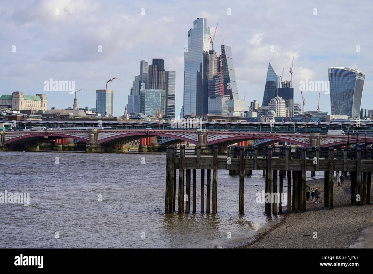 London, Großbritannien. 17. Februar 2022. Die Wolkenkratzer der Stadt London, die an einem luftigen Tag in London vom South Bank aus gesehen werden. Der Südosten hat sich für den nächsten Sturm gerüstet, der morgen eintreffen wird. Quelle: Malcolm Park/Alamy Live News Stockfoto