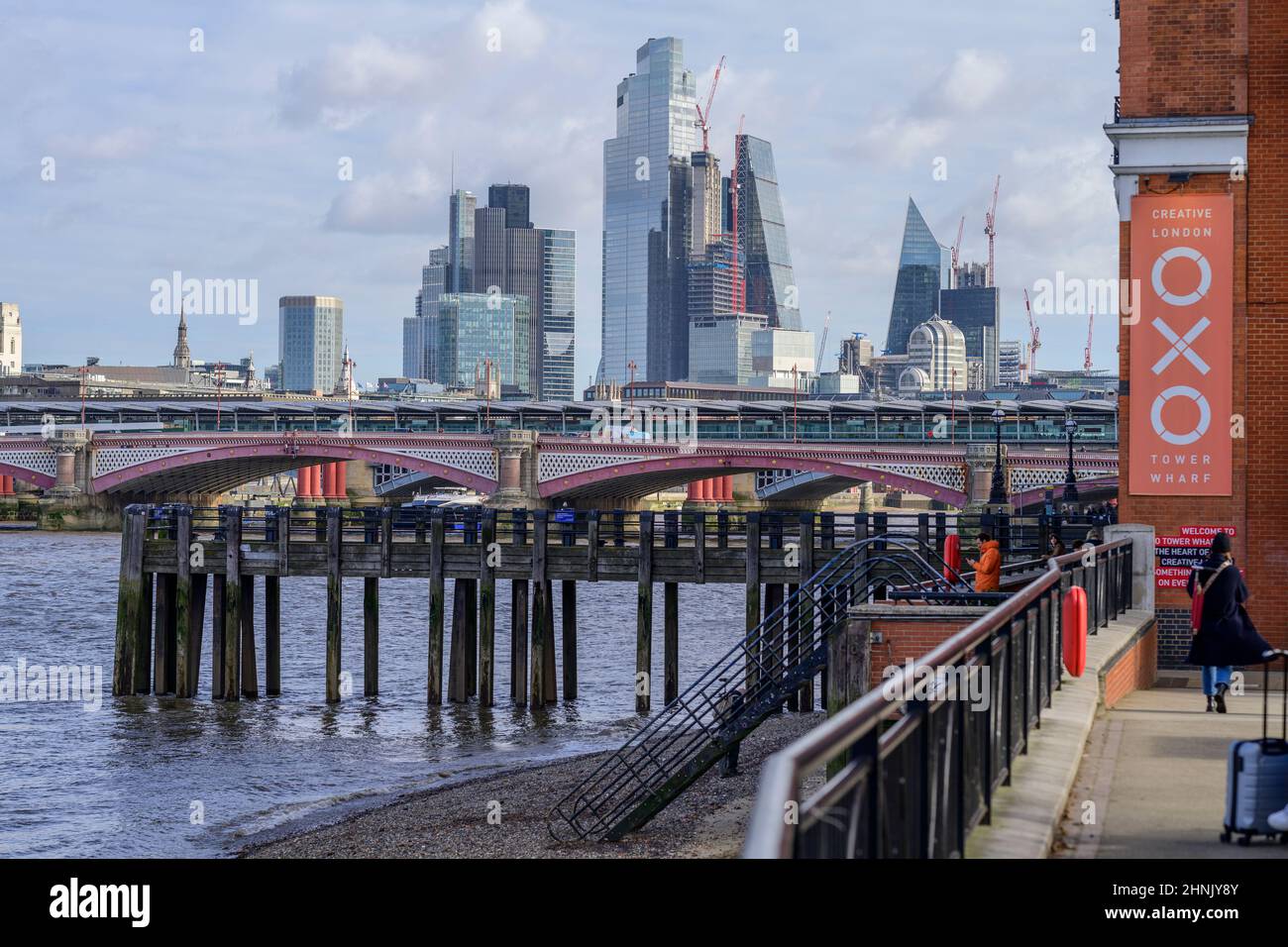 London, Großbritannien. 17. Februar 2022. Die Wolkenkratzer der Stadt London, die an einem luftigen Tag in London vom South Bank aus gesehen werden. Der Südosten hat sich für den nächsten Sturm gerüstet, der morgen eintreffen wird. Quelle: Malcolm Park/Alamy Live News Stockfoto