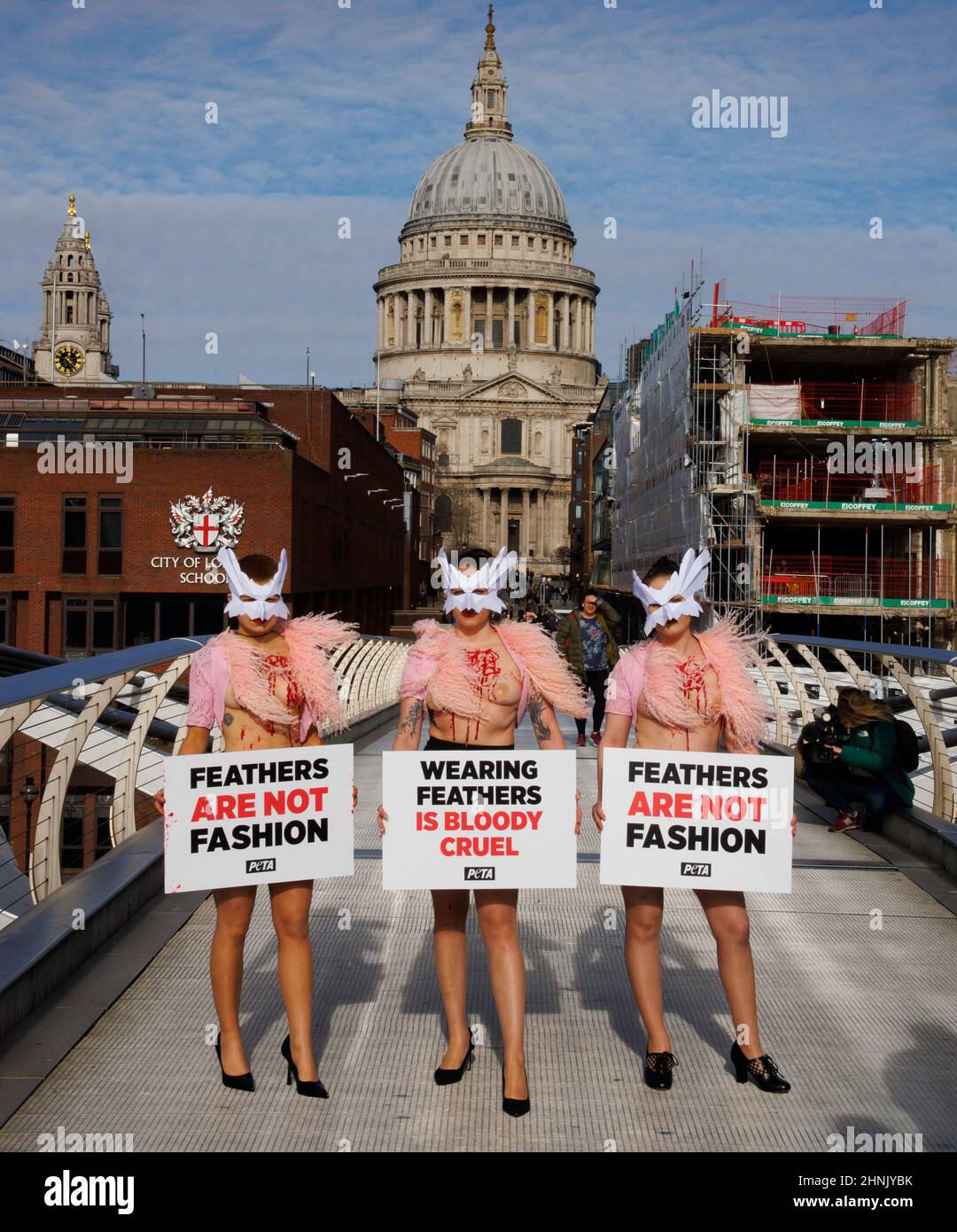 London, Großbritannien. 17th. Februar 2022. PETA protestiert gegen den Einsatz von Federn in der Modeindustrie. Um gegen den Einsatz von Federn bei der London Fashion Week zu protestieren, verwandelt eine Schar von PETA-Anhängern die Millennium Bridge in ihren Laufsteg. Mit gerupften Truhen heben sie die Notlage von Vögeln hervor, deren Federn für Modebekleidung und Accessoires herausgerissen werden. PETA protestiert gegen den Einsatz von Federn in der Mode Credit: Mark Thomas/Alamy Live News Stockfoto