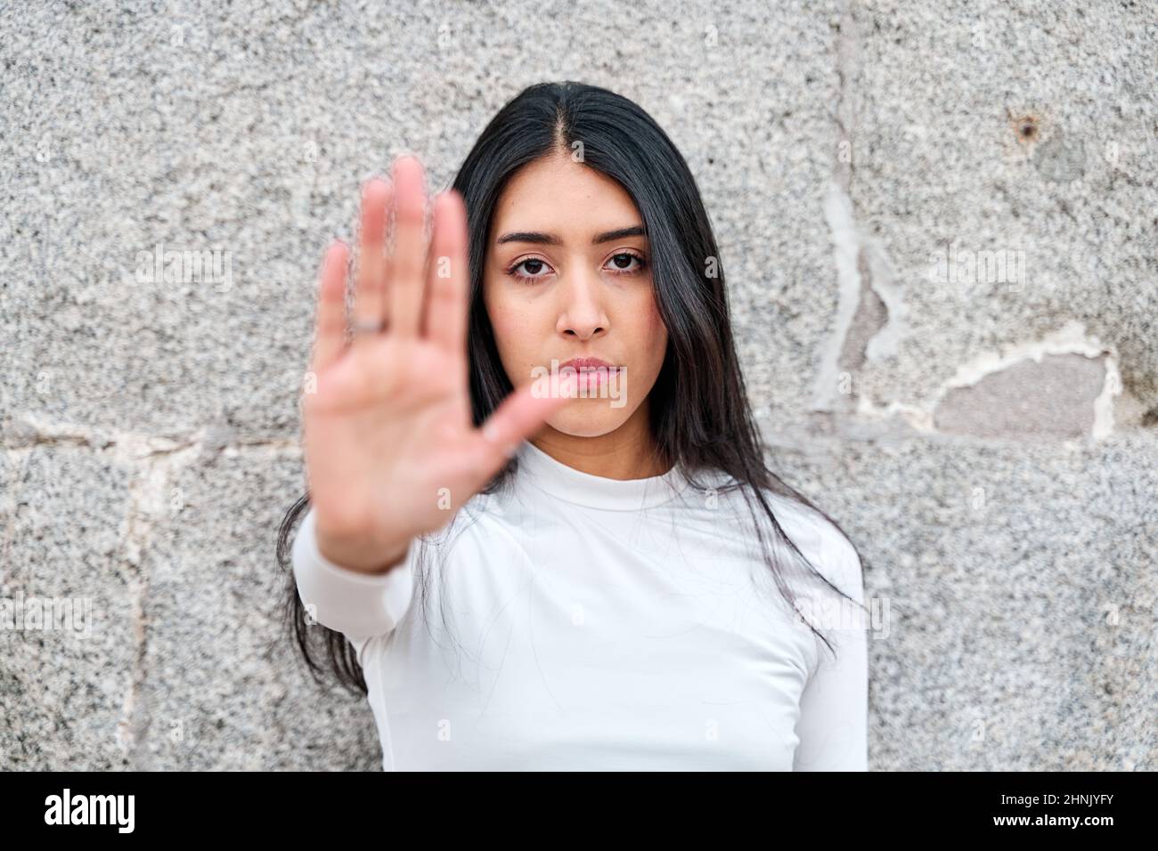 Ich sage genug. Porträt einer verzweifelten lateinischen Frau, die eine Stop-Geste zu allen Erscheinungsformen von Diskriminierung aufgrund des Geschlechts zeigt. Starke hispanische Lady Look Stockfoto