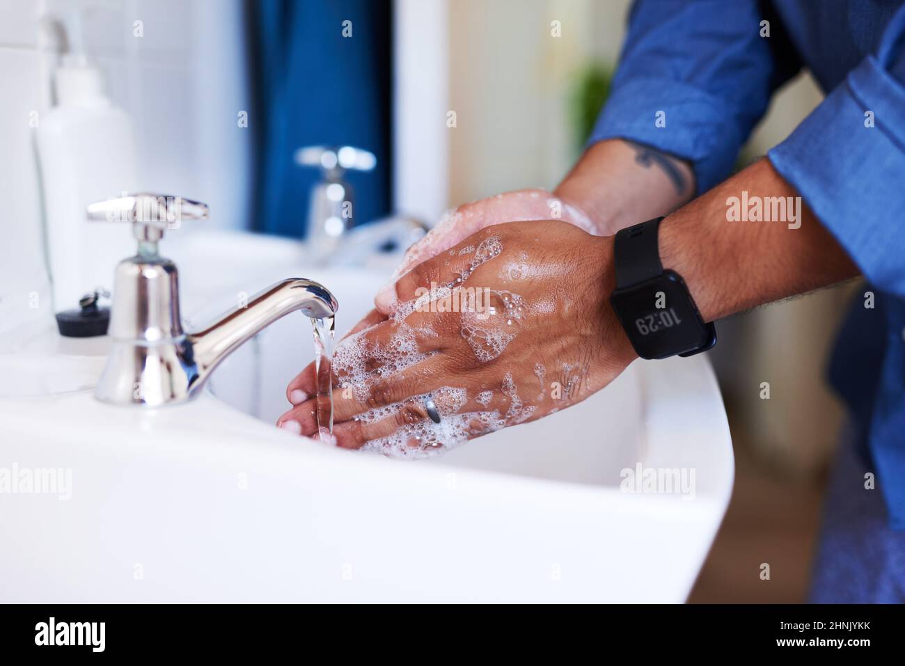 Nahaufnahme eines Geschäftsmannes, der sich die Hände im Waschbecken gewaschen hat Stockfoto