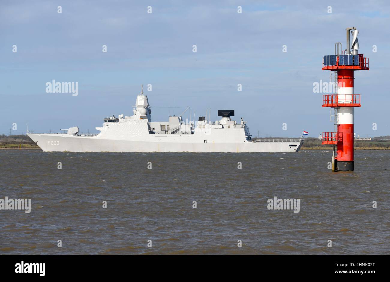 17/02/2022 Gravesend UK HNLMS Tromp (F803) auf einer stürmischen Themse und Inbound für einen Hafenanruf zu den Londoner Royal Docks. Das Kriegsschiff wird von befehligt Stockfoto