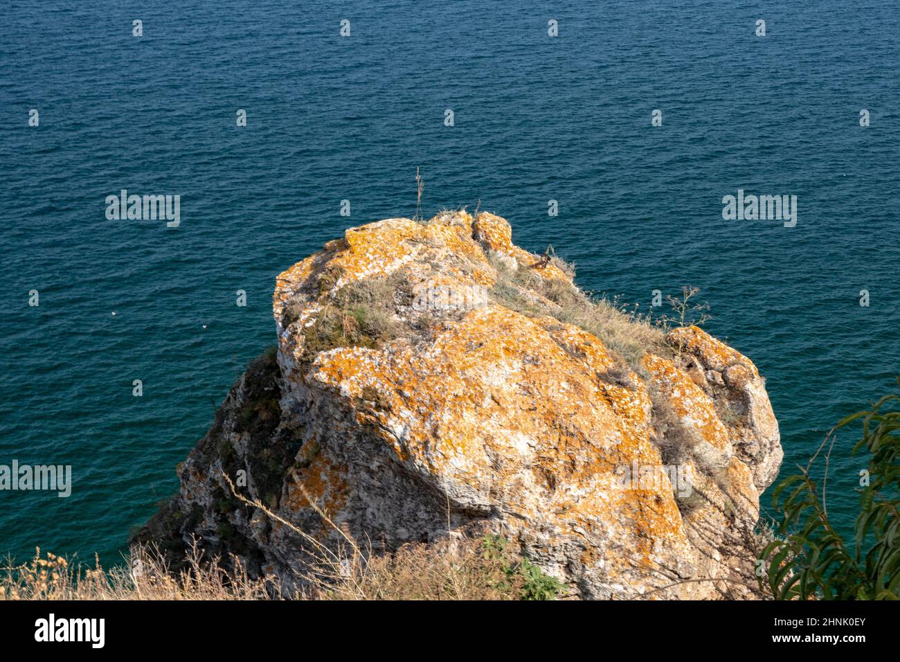 Kap Caliacra, Bulgarien - SEP 14, 2021. Kap Kaliakra - eine einzigartige architektonische und natürliche Oase stellt einen Felsvorsprung dar, der 2 Kilometer ins Meer ragt. Die steilen Klippen ragen zwischen 50 und 60 Meter vom Meer ab. Stockfoto