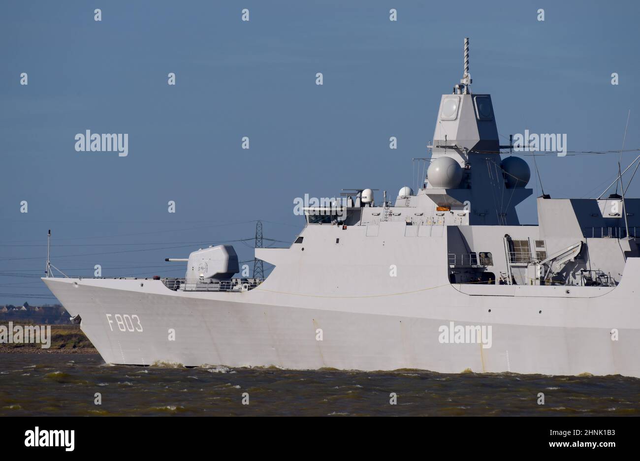 17/02/2022 Gravesend UK HNLMS Tromp (F803) auf einer stürmischen Themse und Inbound für einen Hafenanruf zu den Londoner Royal Docks. Das Kriegsschiff wird von befehligt Stockfoto