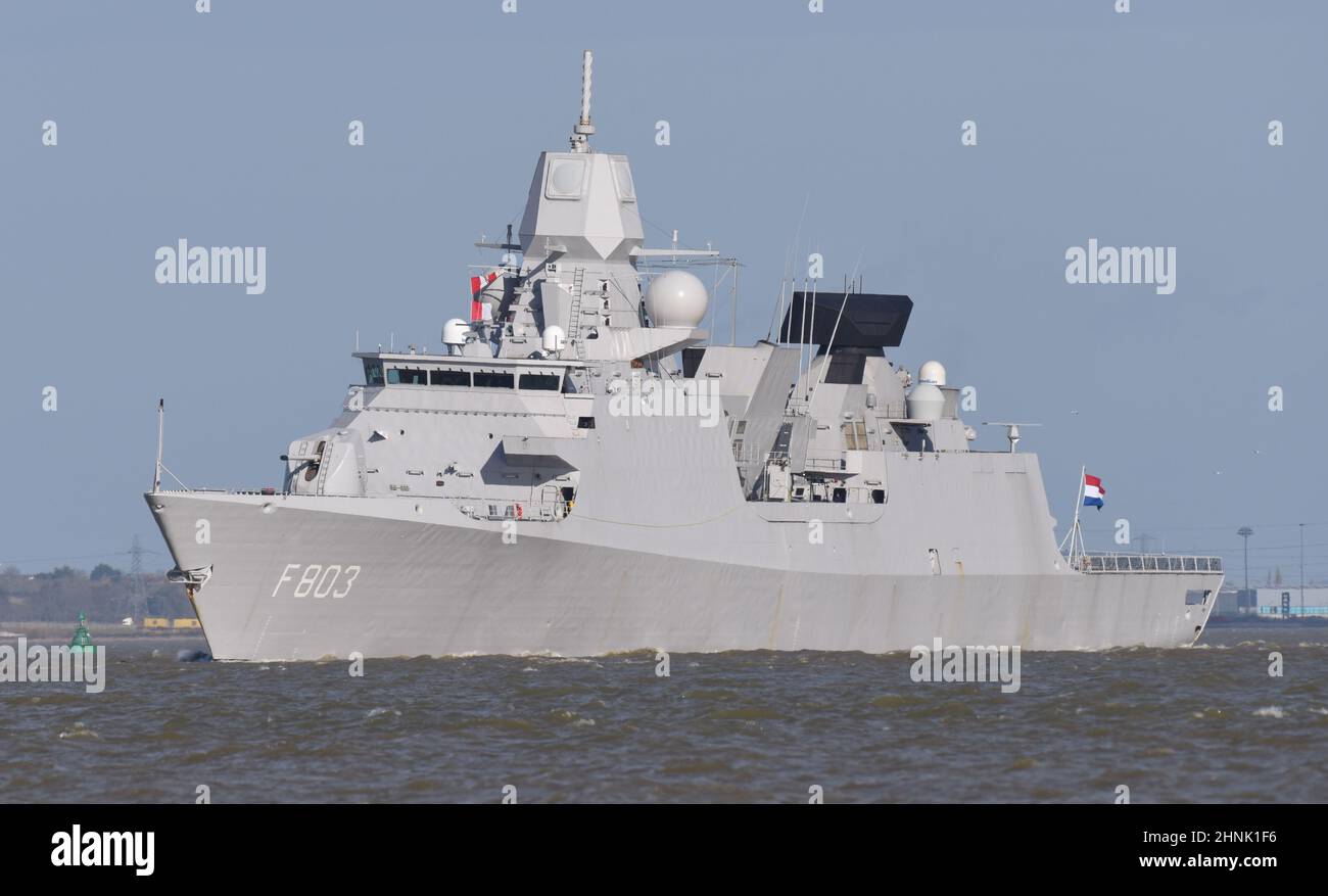 17/02/2022 Gravesend UK HNLMS Tromp (F803) auf einer stürmischen Themse und Inbound für einen Hafenanruf zu den Londoner Royal Docks. Das Kriegsschiff wird von befehligt Stockfoto