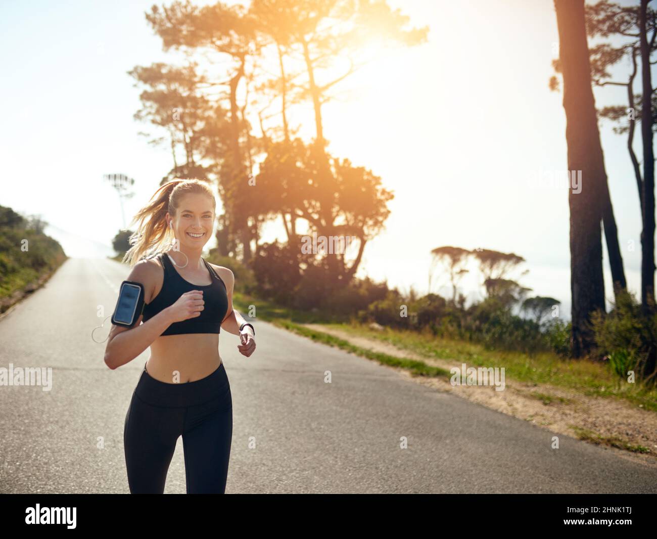 Führen Sie Ihr eigenes Rennen. Aufnahme einer jungen Frau, die fit im Freien läuft. Stockfoto