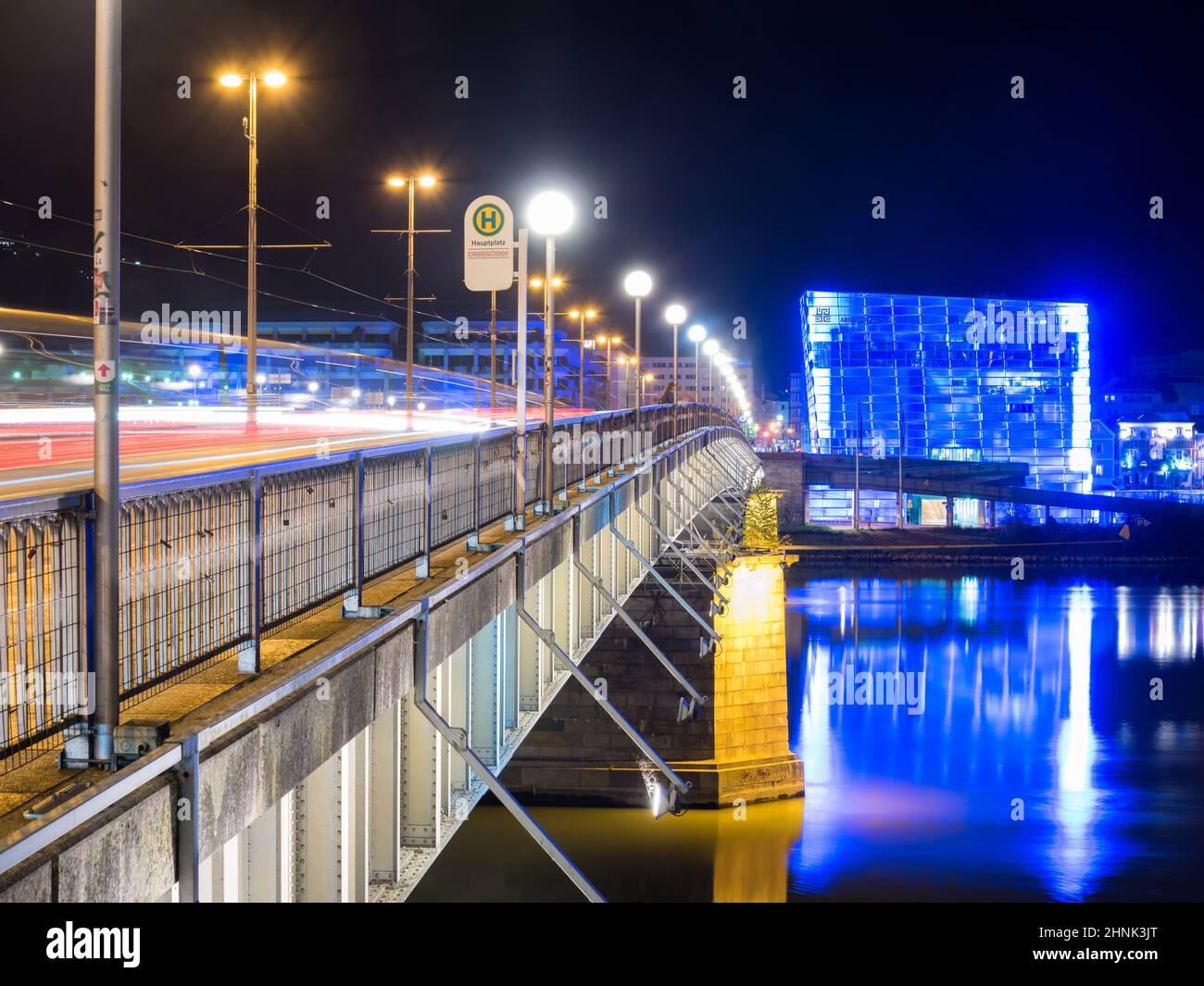 ARS Electronica Center in Linz, Nibelungenbrücke und Donau, Österreich, nachts beleuchtet Stockfoto