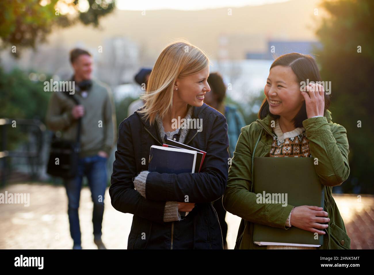 College-Leben. Eine kurze Aufnahme von Studenten auf dem Campus. Stockfoto