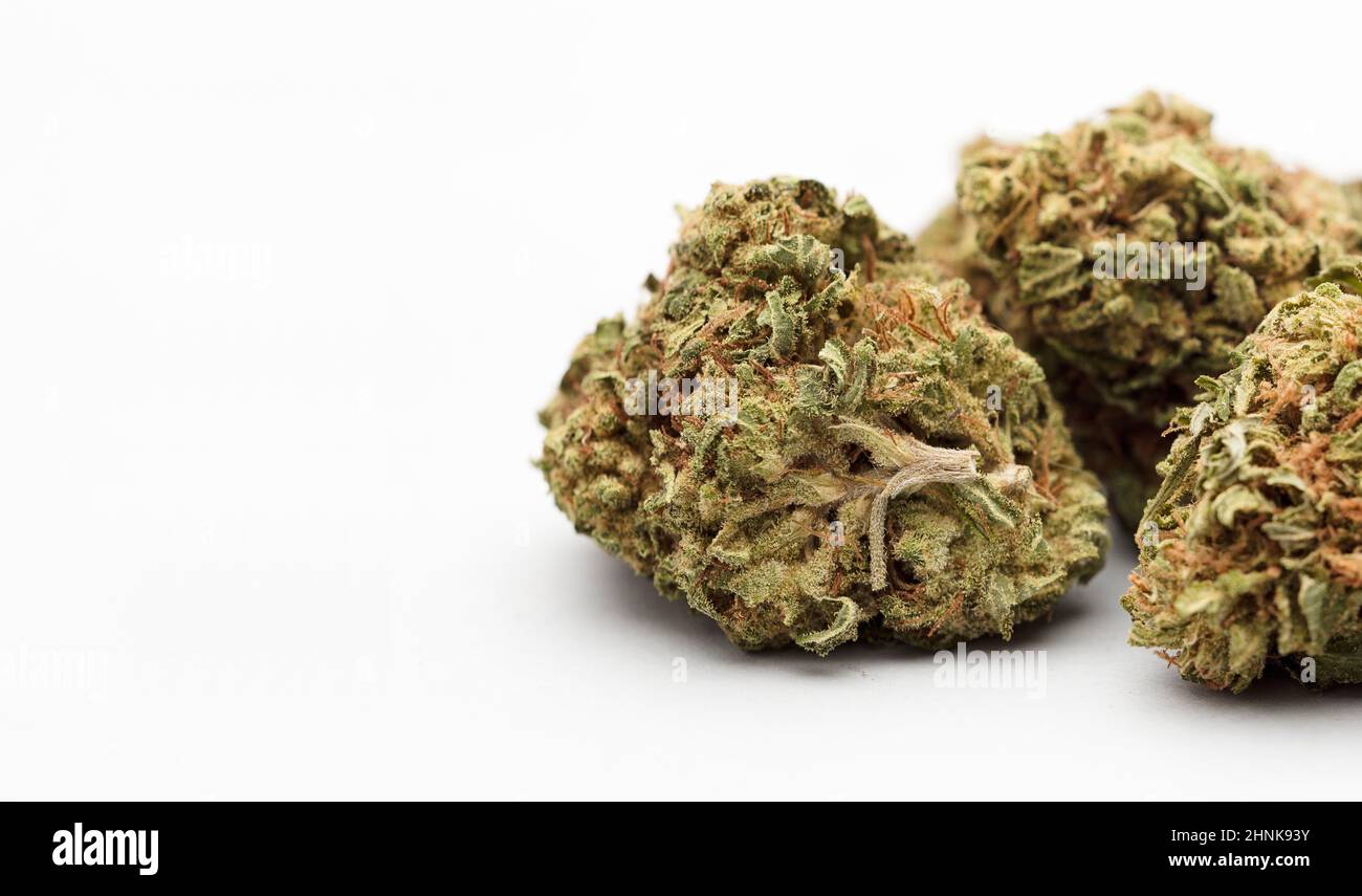 Set aus Marihuana, Knospen, parzielle Ansicht auf weißem Hintergrund Stockfoto