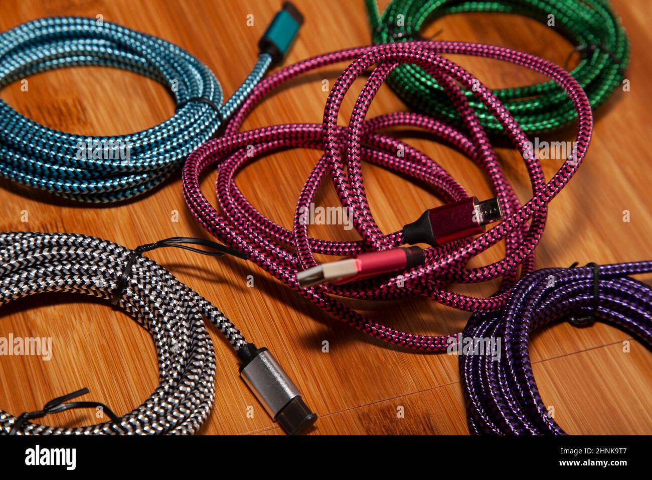 Mehrfarbige Ladekabel Stockfoto