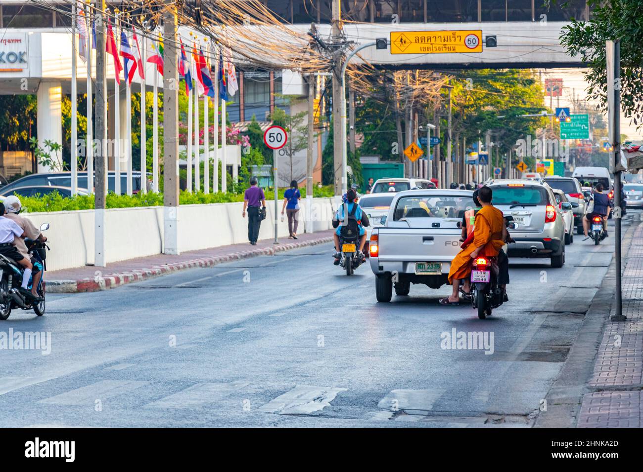 City Life Straßen Autos Menschen in Don Mueang Bangkok Thailand. Stockfoto