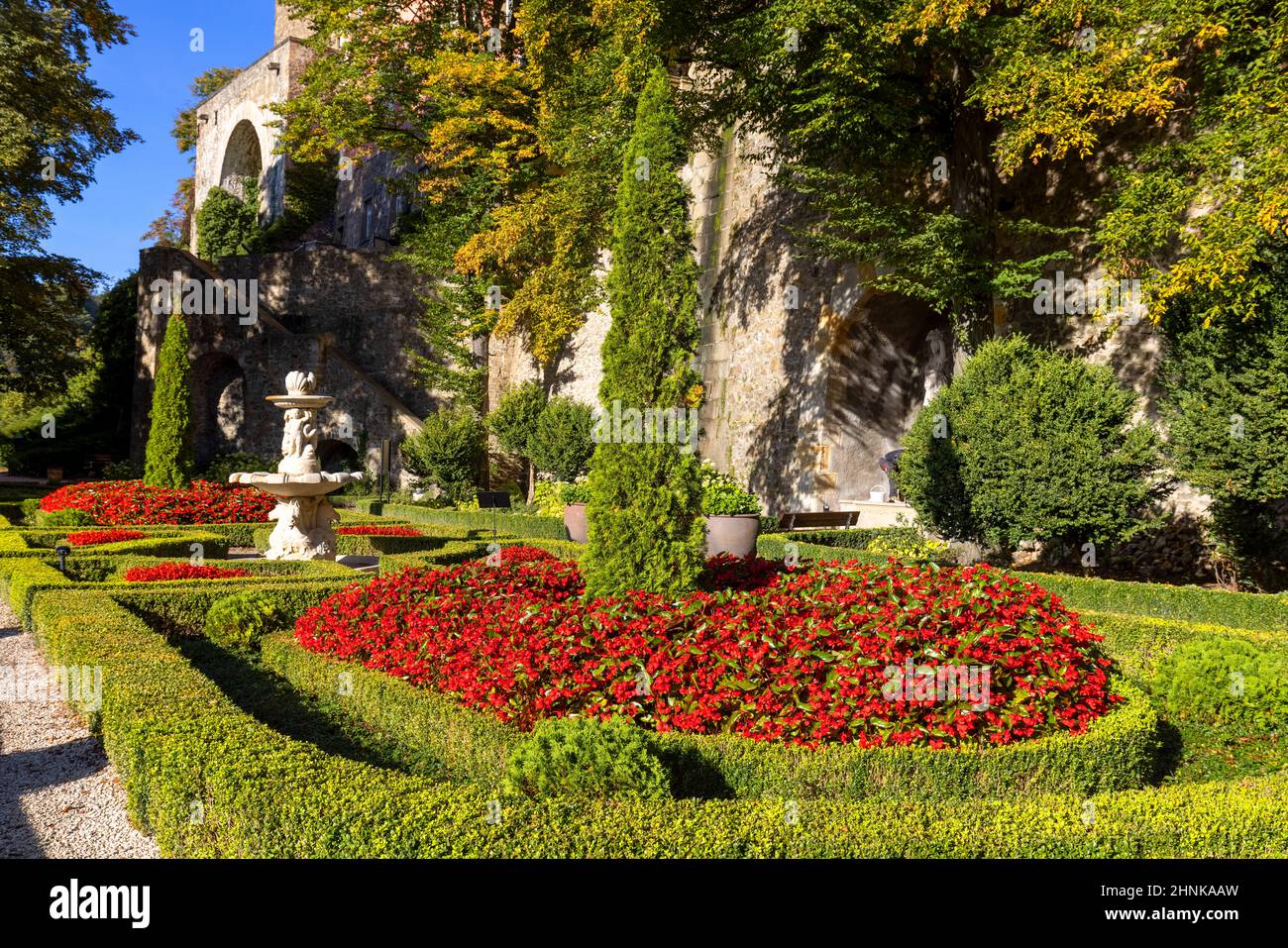 Schloss Ksiaz, mittelalterliche geheimnisvolle Festung aus dem 13th. Jahrhundert, Garten mit schönen Pflanzen und Blumen, Walbrzych, Polen Stockfoto