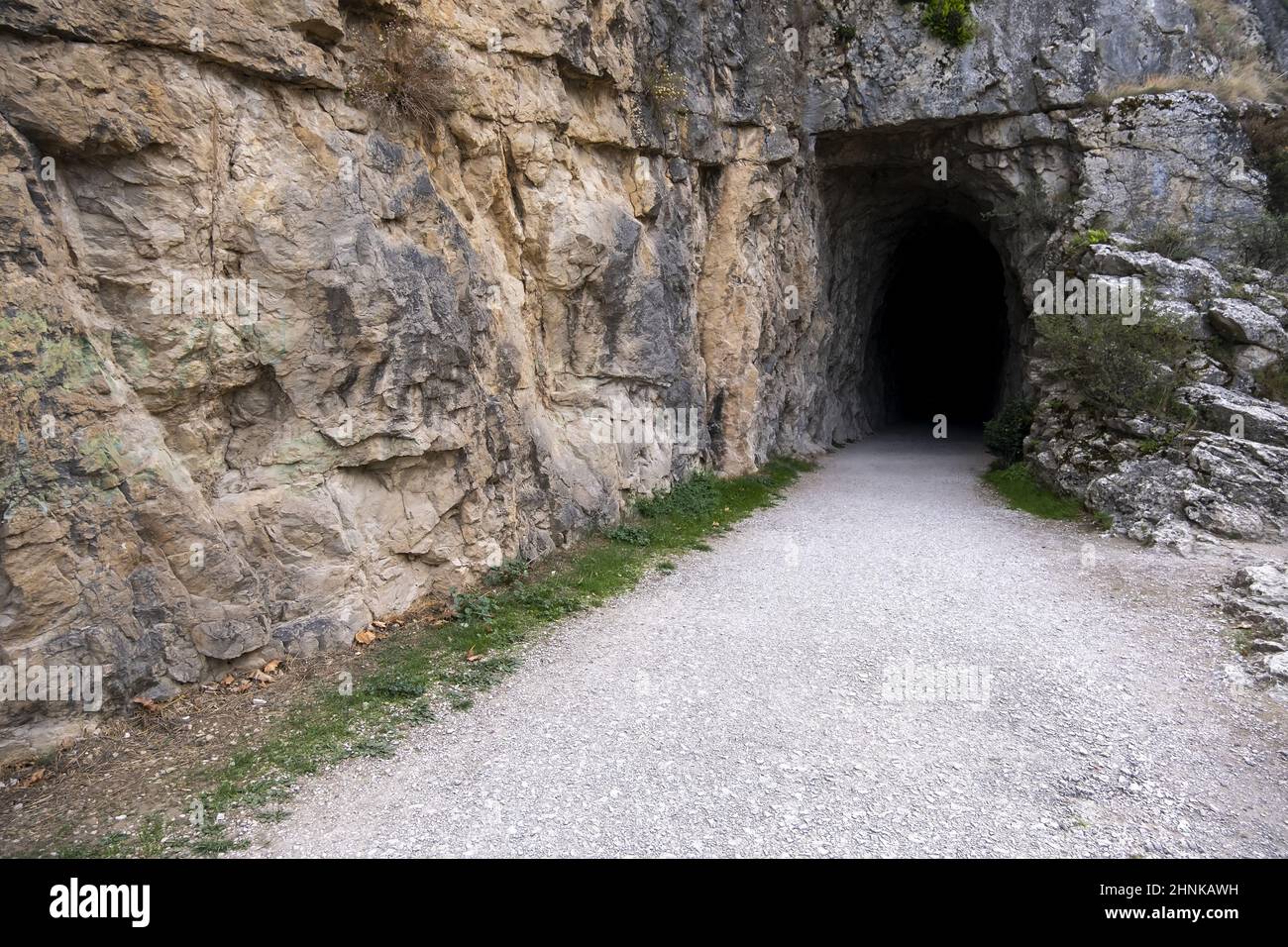 Dunkler Tunnel im Stein Stockfoto