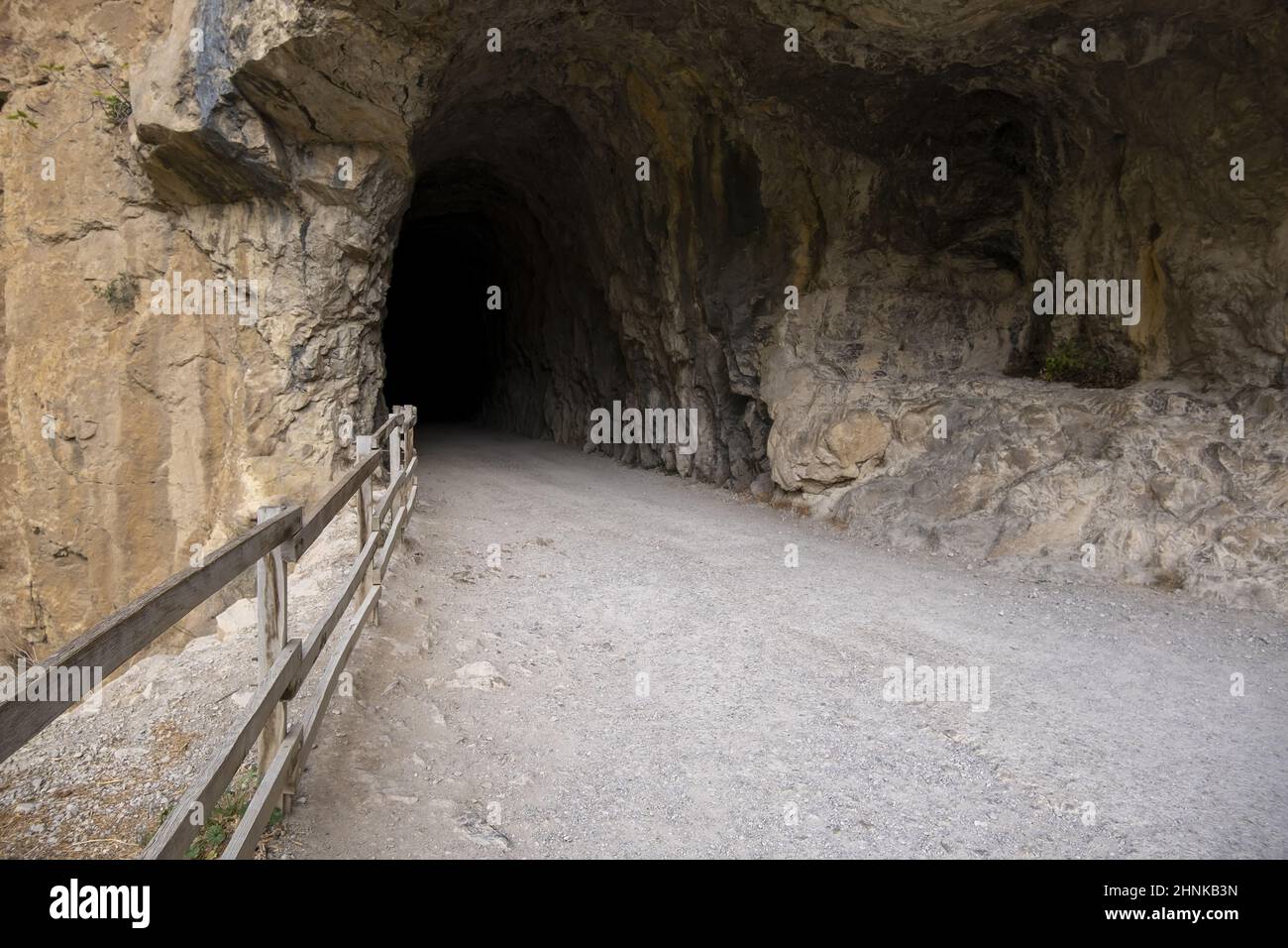 Dunkler Tunnel im Stein Stockfoto