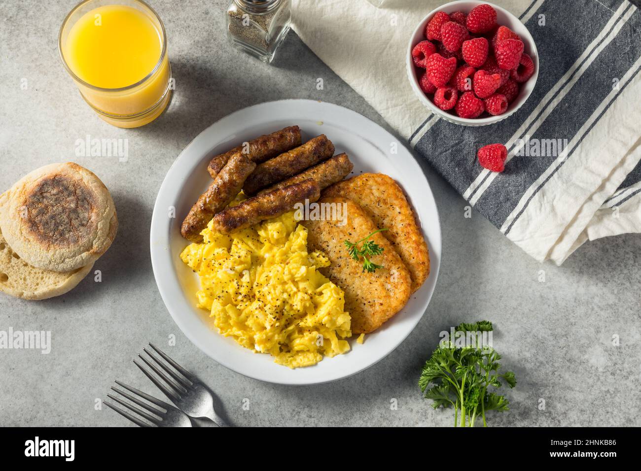 Gesundes hausgemachtes Rührei Frühstück mit Wurst und Hashbrowns Stockfoto