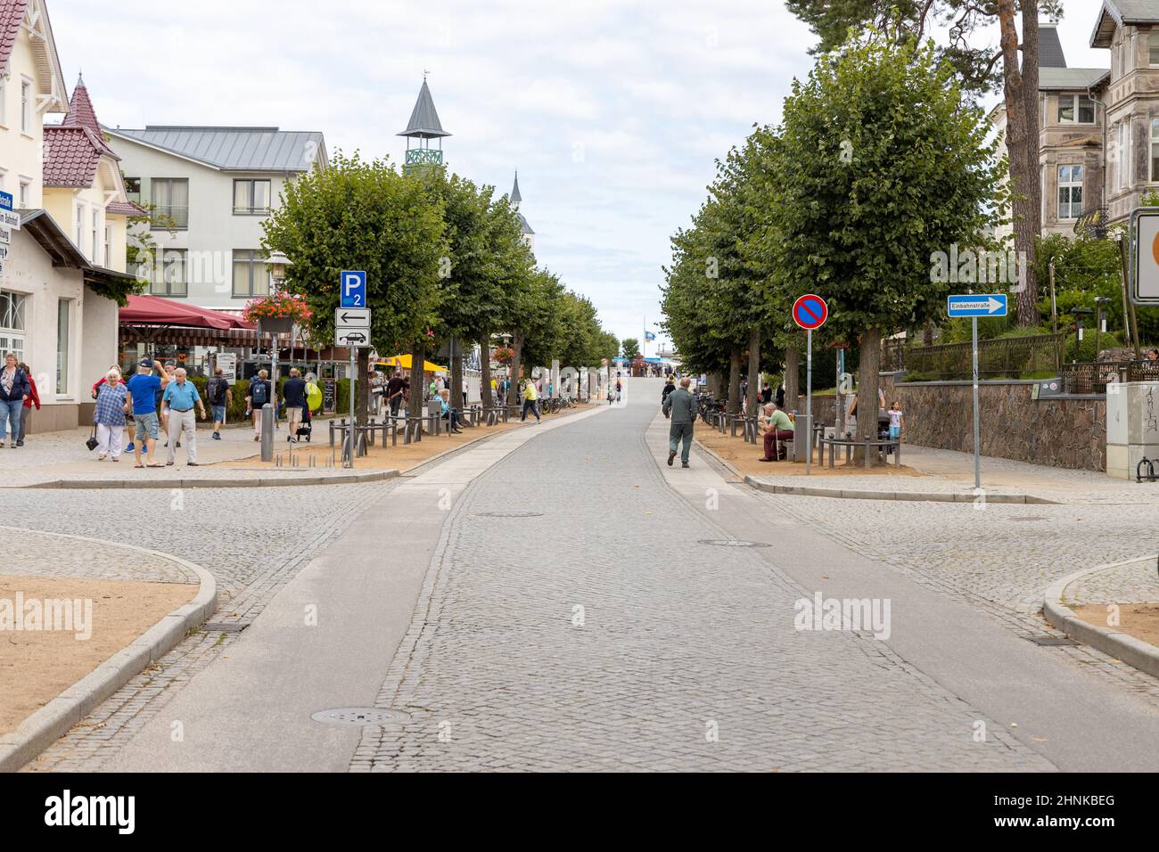 Die Straße mitten in der Stadt Zinnowitz im Sommer Stockfoto