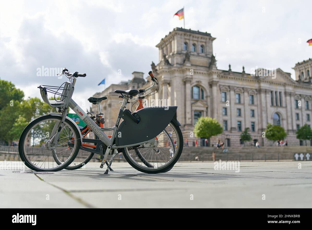 Fahrrad des öffentlichen Fahrradverleihs der Stadt Berlin Nextbike im Regierungsbezirk. Im Hintergrund der Reichstag. Stockfoto