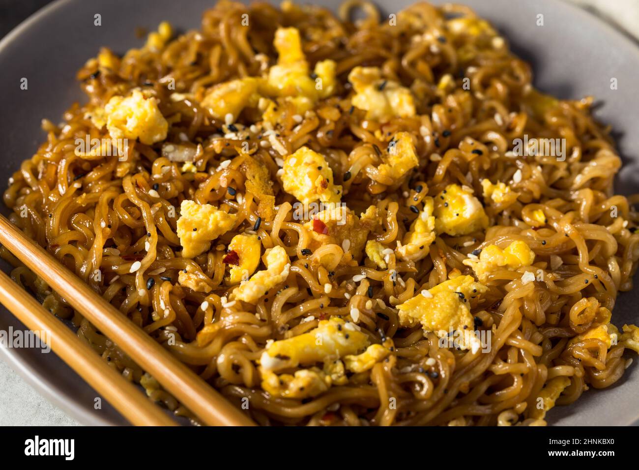 Homemand trendy Instant Ramen Noodle Stir Fry mit Eiern und Sojasoße Stockfoto