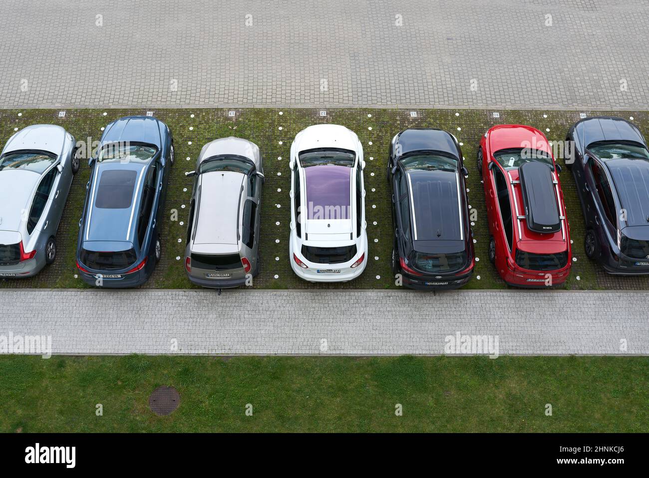 Parkplatz mit PKW vor einem Hotel in der Stadt Kolobrzeg in Polen aus der Vogelperspektive Stockfoto