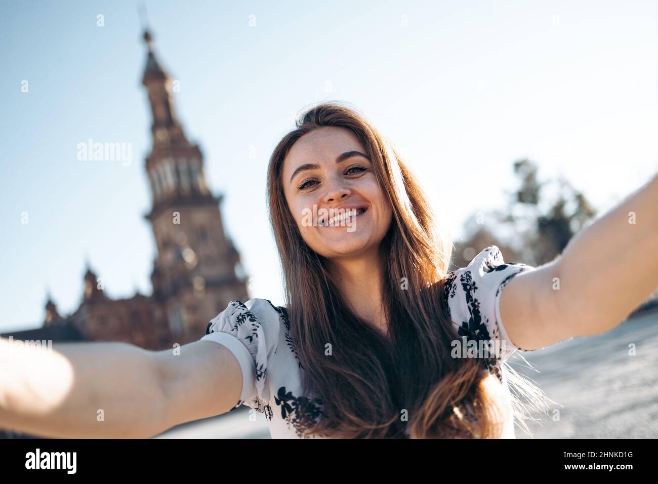 Selfie einer ziemlich lächelnden jungen Frau, die in Europa unterwegs ist Stockfoto