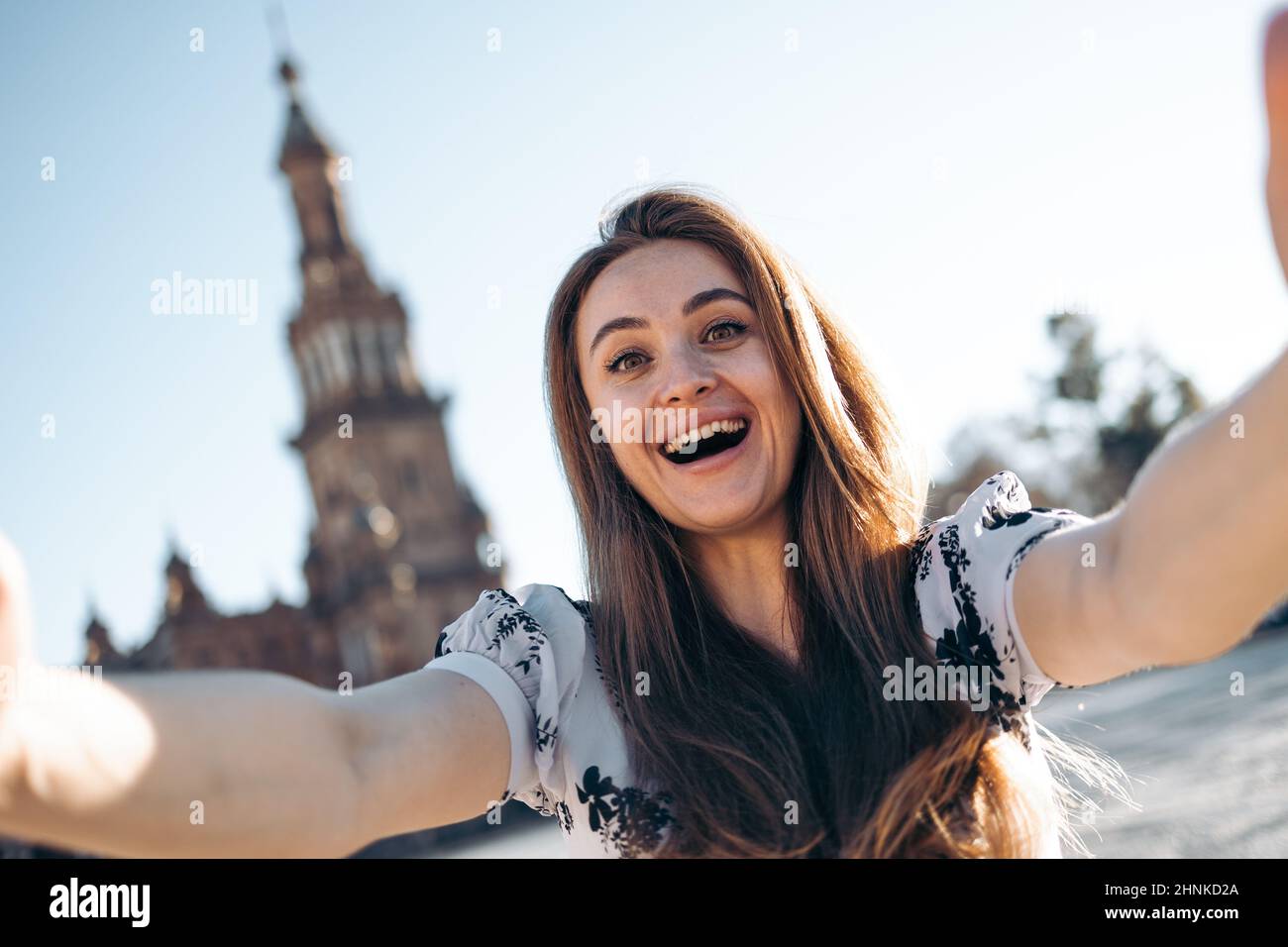 Selfie einer verblüfften, glücklichen jungen Frau Stockfoto