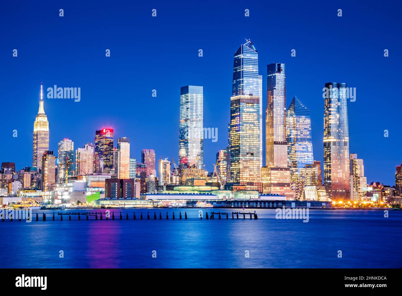 New York, Vereinigte Staaten von Amerika - Nachtansicht von Mid Manhattan bei Sonnenuntergang, von Union City und Hudson River. Stockfoto