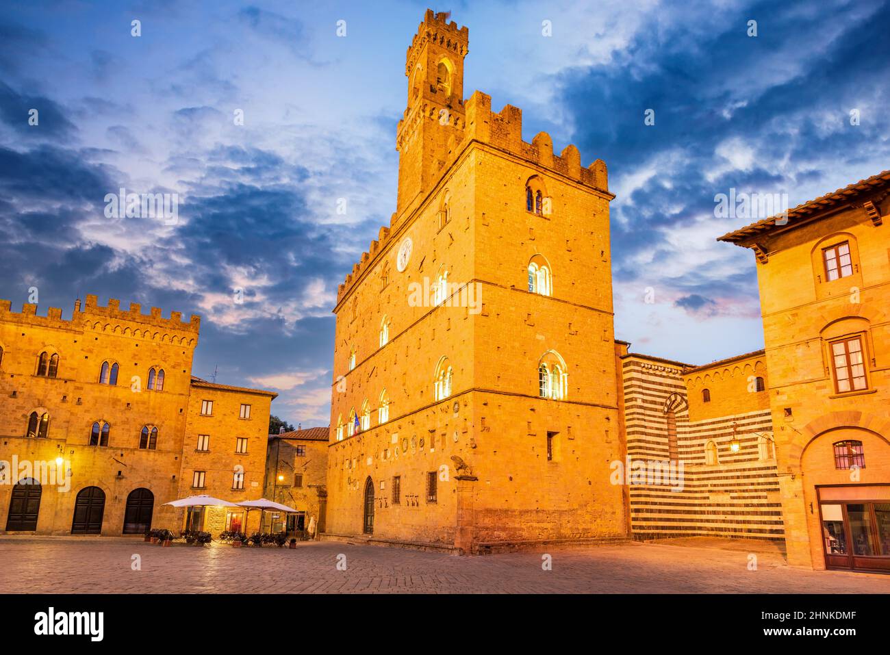 Volterra, Toskana. Zentraler Platz der Stadt, mittelalterlicher Palast Palazzo Dei Priori Wahrzeichen, Provinz Pisa in Italien, Europa. Stockfoto