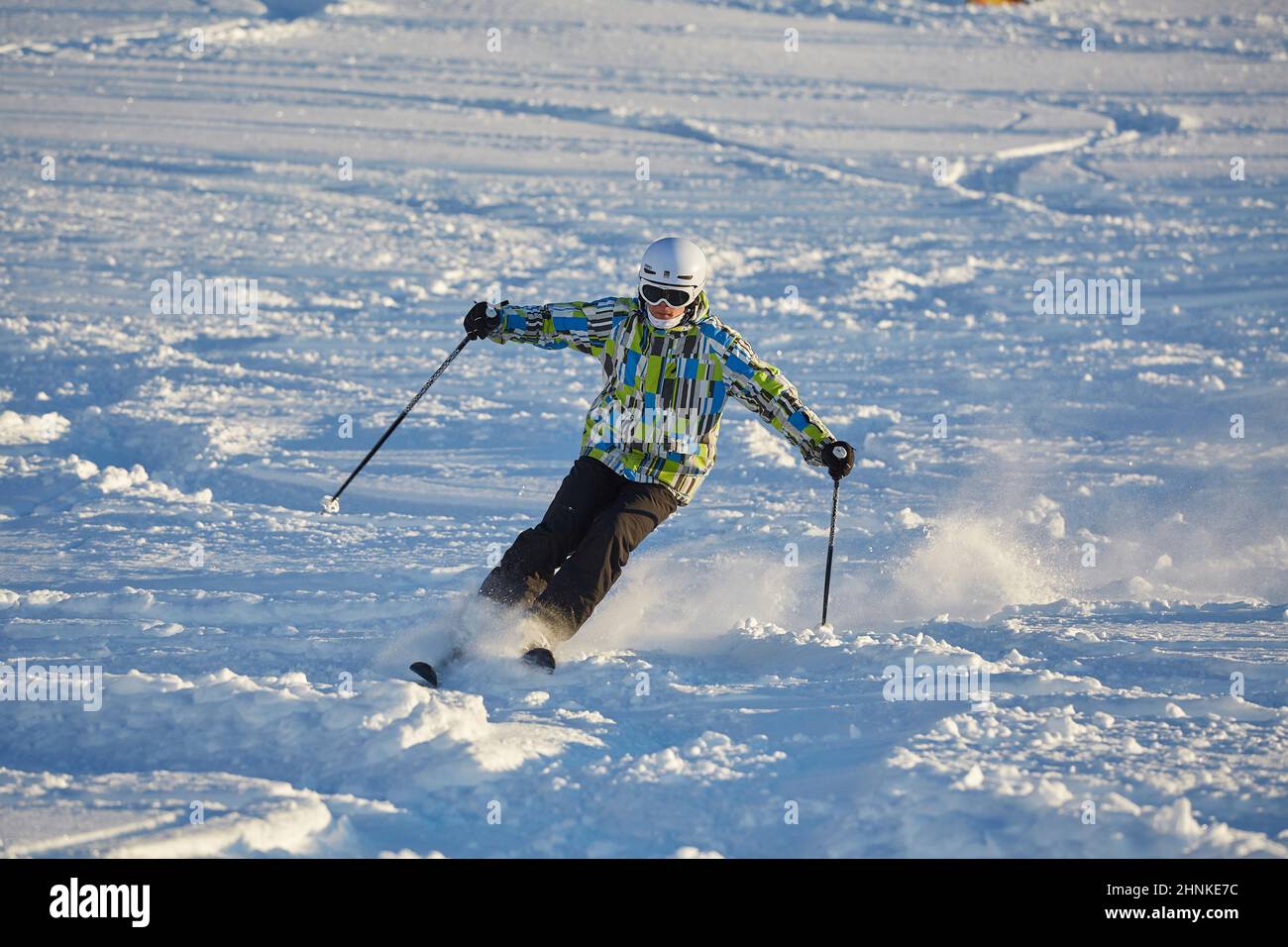 Freeride-Skifahrer mit Handstand auf dem Gipfel Stockfoto
